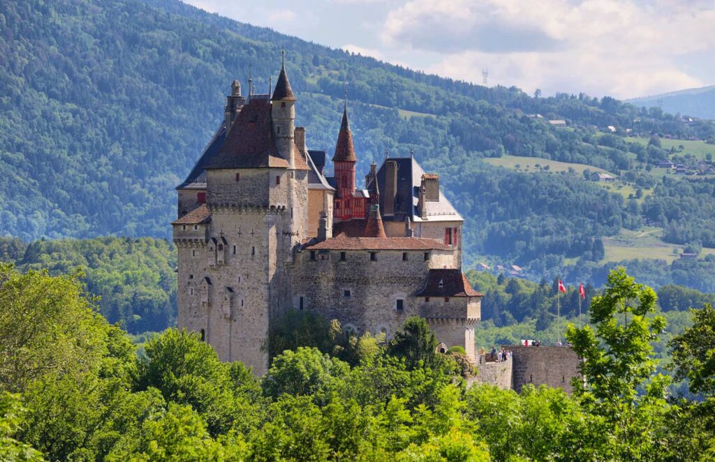 Le chateau de Menthon sur les bords du lac d'Annecy